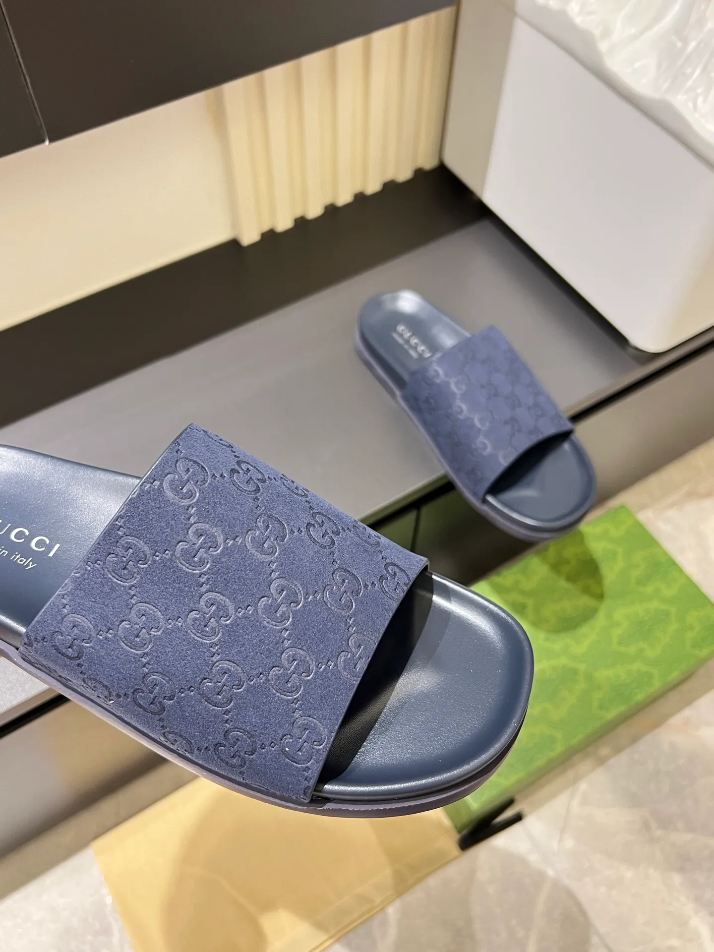 Men's Men's Shoes 💰p320 "GUCC＊" These slippers are made of GG polyester and feature a Gucci label on the front, adding a bold logo feel to the style. "Gucci Made in Italy" stamped label Rubber sole. Size 38-44